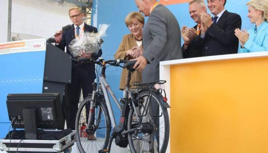 Bundeskanzlerin Angela Merkel wurde ein Kalkhoff E-Bike überreicht