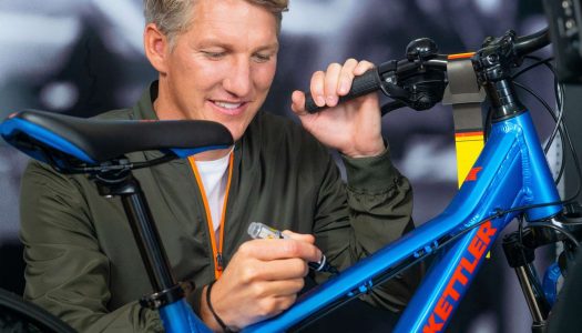 Fußball-Weltmeister Bastian Schweinsteiger wirbt mit KETTLER fürs Fahrradfahren