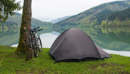 Der ADFC gibt Tipps für spontane Camping-Urlaube mit Zelt, E-Bike & Rad