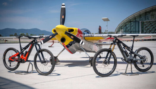 THOK E-Bikes-CEO hebt ab in die Lüfte mit Red Bull Rekordpilot Dario Costa