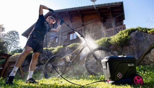 Muc-Off präsentiert die weltweit erste mobile Schnee-Schaum-Fahrrad-Waschanlage