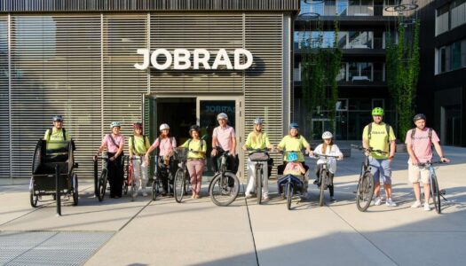 JobRad beweist Innovationskraft: Neue SC Freiburg Trikots per Fahrradkurier ausgeliefert