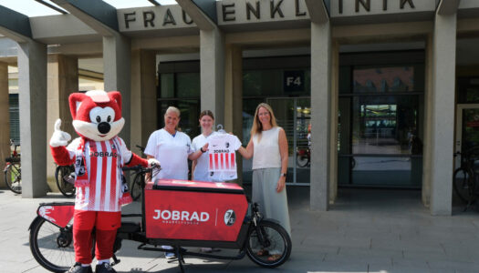 JobRad verschenkt das neue SC-Trikot an Freiburgs Neugeborene