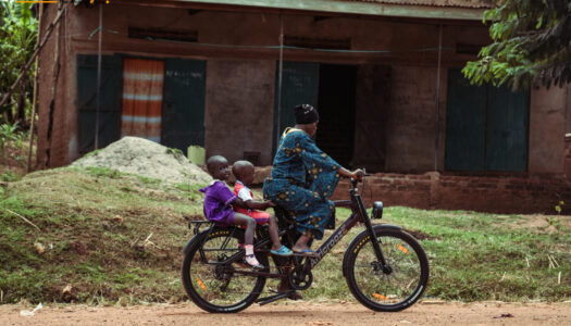 Elektrischer Aufbruch: Wie E-Bikes Frauen in Afrika emanzipieren