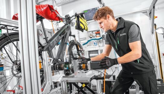 DEKRA stellt neues Leistungsportfolio auf der Cyclingworld Europe vor: E-Bike-Akkus mit Brief und Siegel