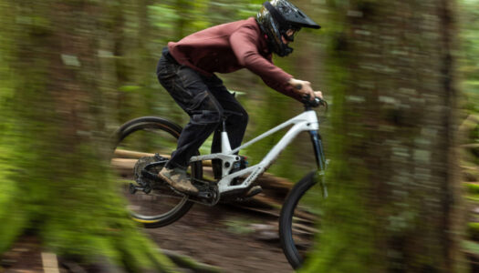 Lazer präsentiert neuen Fullface-Helm A-Line KinetiCore aus Carbon