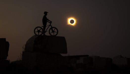 David Cachón hat während der Sonnenfinsternis einen spektakulären Fahrradtrick inszeniert
