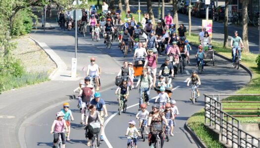 Bundesweite Kidical Mass-Aktionen zum Weltkindertag