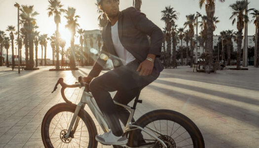 Mondraker und IKKS verbinden E-Gravelbikes mit urbaner Mode